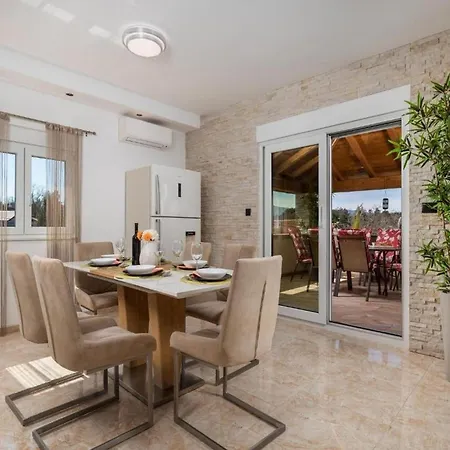 Villa Fancy Children Playground,jacuzzi,pool